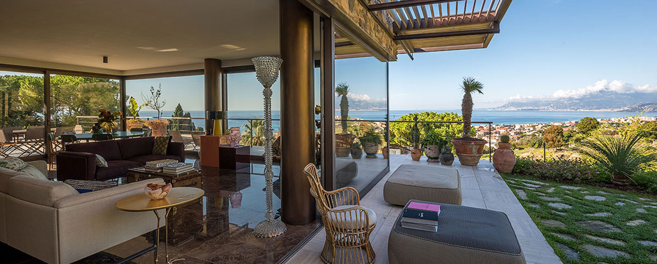 soggiorno di una villa con vista mare