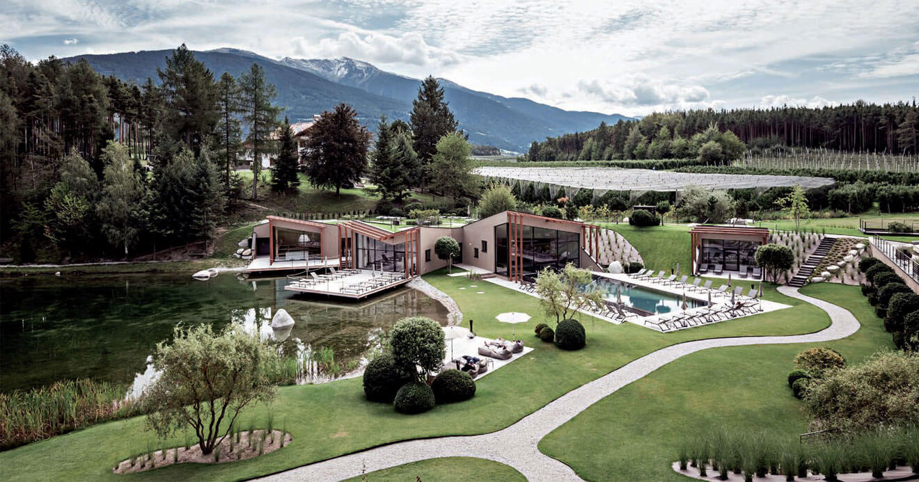 palazzo di vetro illuminato nel buio